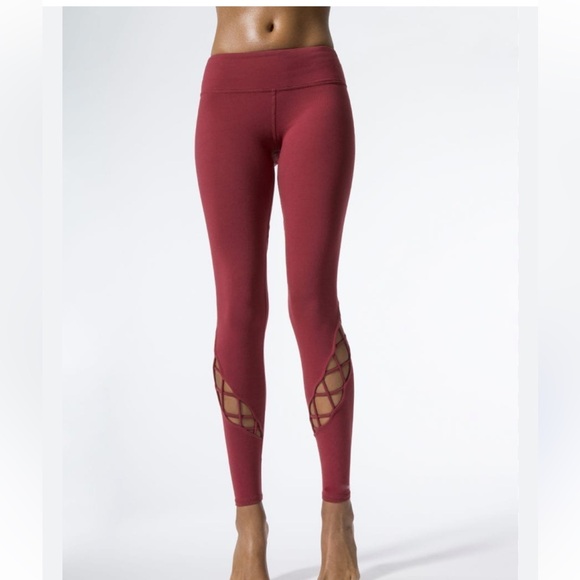 Sm ALO yoga leggings.Excellent condition.Braiding wraps around lower to mid leg - Picture 1 of 5